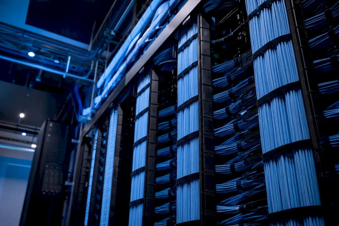 High-density fiber optic cable management in rack